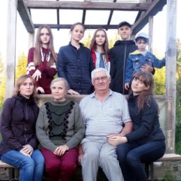 Фотография "Долгих Николай Викторович со своей семьёй.
Сегодня 9 дней, как его нет с нами. Любимый муж, папа, дедушка и прадедушка❤"