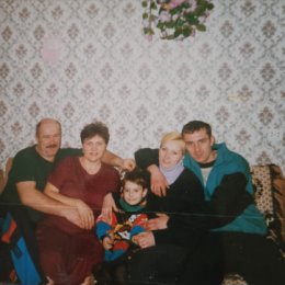 Фотография "Это было не давно, это было давно1998год. Сваты Сергей, Оля, Юленька, Женечка и Костюшка."