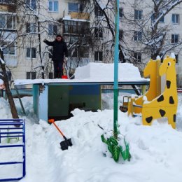 Фотография "Внуки не дают скучать деду. "