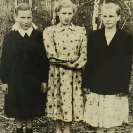 Фотография "А это мама Феоктистова Саша ("Шурка Коськина" ) - в темном платье, крайняя слева - с подружками. Фото 1950-51 гг. Им по 12 лет..."