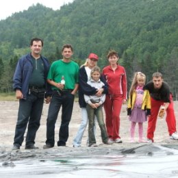 Фотография "о. Сахалин, грязевой вулкан, слева на право: Я, Мой старший брат, знакомая с дочкой брата старшего, моя жена, дочка "фотографа", мой младший брат.  (но не самый младший!) ;) сентябрь 2005"
