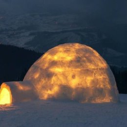 Фотография "Как выглядит иглу, когда внутри него разводят огонь 

Внутренний слой льда плавится от тепла, а холод снаружи замораживает его. Это позволяет поддерживать температуру около 15,5 градусов внутри иглу при температурах до -50°C снаружи!"