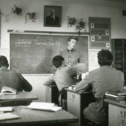 Фотография "ВВВСКУ, деж. по взводу Паша Помещиков, я спиной на 2 ряду с Олегом Артёмовым"