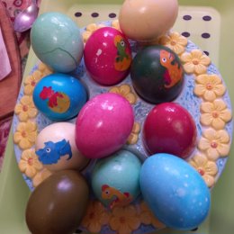 Фотография "С внуком,  которому 3 года, яйца красили. Был в  восторге; из белых превратились в жёлтый, красный, синий , зелёный.  Глазенки светятся. "