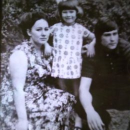 Фотография "Лето 1977 года, " Комсомольский парк".Счастливое время , когда родители рядом  и думаешь,что так... будет всегда"