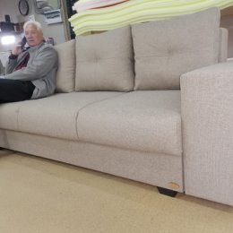 Фотография "В цехе мягкой мебели! На новом диване решаю рабочие моменты. Заодно оценил его удобство!)) "