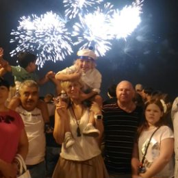Фотография "Астрахань 2016. Рашид с женой Эльмирой и внуком, Марина с Генкой, Коля с дочерью."