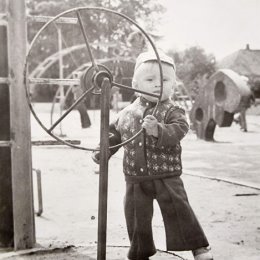Фотография "Губкин 1978 год июнь месяц. Мне 1 годик и 1 месяц. Детский скверик.
 #губкин #1978 #детскийсквер "