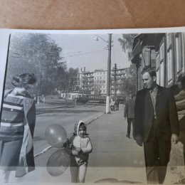Фотография "1 мая 1975 год. Перекоп ул. Кауля. Фото Лана Бурдыкина."