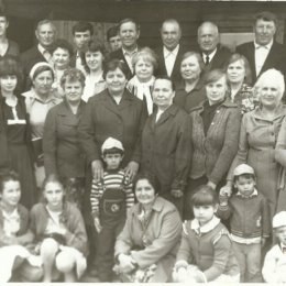 Фотография "Жители ул.Петруся Бровки - поездка  в хату-музей П.Бровки. (так подписано фото) 1987год     д.Путилковичи"