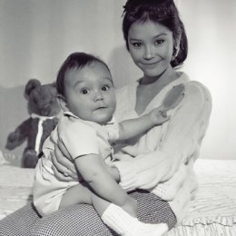 Фотография "Молоденькая Наталия Аринбасарова, первая жена Андрея Кончаловского с их сыном Егором."
