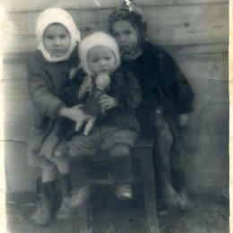 Фотография "Я.  с сестренками.  К соседям приехал фотограф. Как сейчас помню, мама нас  огородом повела  к ним фотографироваться.. Думаю, 1972 год."