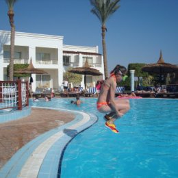 Фотография "Дочь ныряет в бассейн. Египет."