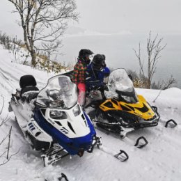 Фотография "Отличные выходные в хорошей компании👏👍
⠀
Лучшая перезагрузка это сказочный зимний лес, а так же ветер и снег в лицо🤭😉
⠀
Погода выдалась замечательной, ребята получили массу эмоций 👍 не только от красоты природы и крутых морских видов, но и от управления действительно мощной машиной ☝️
⠀
Организация туров
@aniva_tour
Мы покажем больше!
☎ 28-01-27
🌍 www.anivatour.ru
⠀
@travel_sakhalin @gosakhalin
@fareast_sakh  @korsakov_official #korsakov #yuzhno_sakhalinsk #sakhalingram #ostrovsakhalin  #fareast_sakh #brptundra"