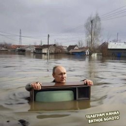 Фотография "Тонущий, 71 летний старик, пытается удержаться на плаву с помощью телевизора.
 Орск, Россия."