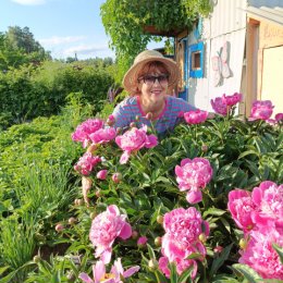 Фотография "Поздравляю с праздником весны, женским днём 8Марта! Всем одноклассницам, подругам, знакомым желаю здоровья, любви и заботы близких людей! Этот букет пионов для вас, будте счастливы! "