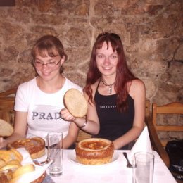 Фотография "Польское национальное блюдо, а по-нашему суп в хлебе (я слева)"