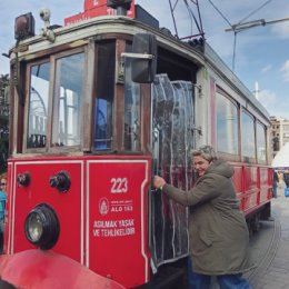 Фотография "Самый старый трамвай Стамбула, 1913 года, все ещё на ходу и можно вот так проехать зайцем😉). "