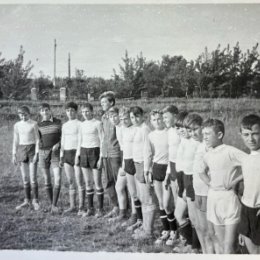 Фотография "Команда молодости нашей...
В следующем году 60 лет нашей футбольной команде " Восход", принимавшей участие в соревновании на призы " Кожаный мяч"!
Рядом со мной вратарь Ваня Хиоара далее Низами Рагимов, Толя Пискунов, тренер Толя Копылов, Шуня Бритва,..."