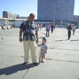Фотография "Я с сыном напротив гостиницы "Новосибирск""
