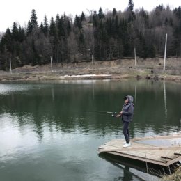 Фотография "Рыбачка форельку ловит"