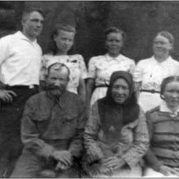 Фотография "Семья Большаковых. Деревня Румасово. 1947 год. Мой дед Василий Иванович с бабушкой Прасковьей Никитовной и дочерью (моей тётей) Елизаветой Васильевной. Во втором ряду мои родители Дмитрий Васильевич  Екатерина Алексеевна и мои тёти Мария Васильевна с Анной Васильевной"