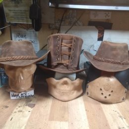 Фотография "https://www.instagram.com/p/BotEFY8FdBC/?igref=okru
Шляпы моего изготовления. #hats #hat #steampunk  #steampunkhat #cowboymoto.com #cowboyleather #handmadeonkly #cowboyshat  #leatherhat #шляпа #мотокофры #мотокофрыотковбоя"