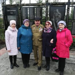 Фотография "Однаклассники на открытии памятнка в дер. Наратасты"