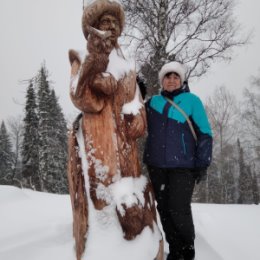 Фотография "Мастер Анатолий Смолин " Хозяйка горы" ,а в руке у неё цветок " Огонек".Находится скульптура на горе " ЮГУС""