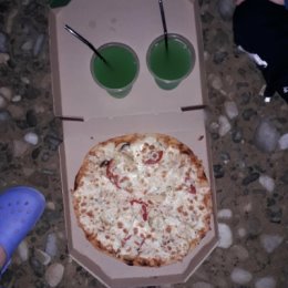 Фотография "Кушаем пицу на вечернем пляже, кидаем камушки в море, загадываем желания! "
