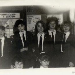 Фотография "агитбригада (первый состав)-старшие товарищи! Я в кадр не вошла
1986г."