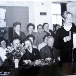 Фотография "Школа . выпуск 1968 года, здесь учителя, Рувимович к сожелению за букетом, а остальных видно...
Кстати это Актовый зал на последнем этаже...."