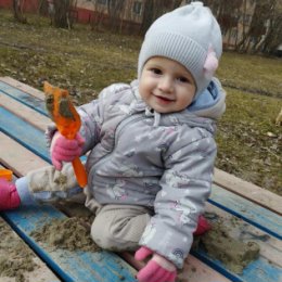 Фотография "Два года нашей лапочке,
Два года нашей внучке.
Для дедушки и бабушки
Роднее нет девчушки.

Она, как ясно солнышко,
Красива, весела.
Расти же, наша девочка,
Здорова и умна.


"