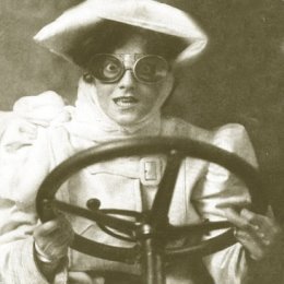 Фотография "Женщина за рулем 1900 год)))"