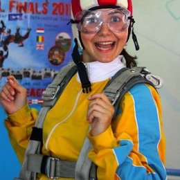 Фотография "Алиска - космонавт.
Подготовительный макияж к прыжку с 4000 м."