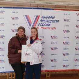 Фотография "Первые выборы 🇷🇺 Юная избиратель, со своей мамой, пришли в этот солнечный день ☀, выполнить свой гражданский долг 🗳 #выборыпрезидента 
 #россия24 
 #уик375 
"