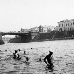 Фотография "Купание в Москве-​реке. Москва, СССР, 1926 год. Фотограф Александр Родченко.  ЩАС ЭТО СТОЧНАЯ КАНАВА."