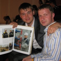 Фотография "день Нефтяника. С Ярославом и его фотографией в книге "Нефть и люди Сахалина""