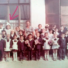 Фотография "Это я, первый раз - в первый класс, г. Уштобе, 01.09.1984 года. Вот такую ценную фотографию я нашла на страничке своей первой учительницы Галины Андреевны Грибовой. К сожалению она ушла из жизни, светлая ей память."
