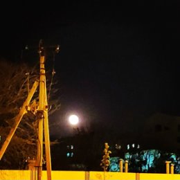 Фотография "Луна уже неделю полная. Вечером видно и её и солнце одним размером, мне кажется народ не просто так в домах держат! Это не стандартное явление, а вы как думаете?"