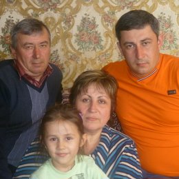 Фотография "Я,мой сын-Алексей,жена и внучка Полина."