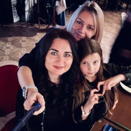 Фотография "14.04.24 г.Геленджик,дочь Люда с подругой Яной и своей доченькой Софией "