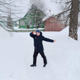 Фотография "Снег в деревне-раздолье для сына,если кто бы ещё чистил😀"