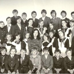 Фотография "1979 год... Мои первые... 51 школа: любимая школа, любимые мои ученики! Всех помню! Всех люблю! Память о них храню! Им уже по 59 - 60 лет... Слежу за их успехами, любуюсь их детьми и внуками 🙂  Сколько радости и счастья принесли эти ребята в мою жизнь!!!"