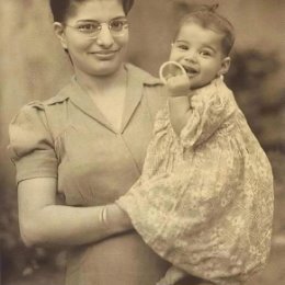 Фотография "Freddie Mercury with Indian mom,1947. He was born as Farrokh Bulsara in the British protectorate of Zanzibar (now part of Tanzania). His parents were from the Parsi community of west India. The Bulsaras had origins in the city of Bulsar (now Valsad) India"