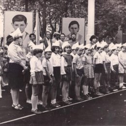 Фотография "В пионерском лагере «Факел» в с. Фалдино (в 9 км к югу от Тулы.) 1980 г., июнь. Воспитатель отряда - Третьюхина Светлана Владимировна (около столба), её дочка-малышка Яна - первая в строю, командир отряда, которая всегда шагала впереди и выкрикивала начало речёвок, а отряд их хором продолжал."