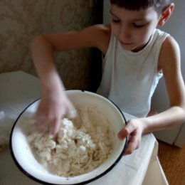 Фотография "Вот ещё один мой помощничек!!!Замешивает тесто на детские коржики"