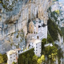 Фотография "Santuario de la Madonna della Corona, Italy 🇮🇹
▶️ Un templo increíble en las rocas.
▶️✈️We suggest you follow us and use our hashtag #playviajar your publication may be mentioned, and will be included in our gallery.❤️
🔸
🔸
🔸
🔸
Do you like this post?
🅵🅾️🅻🅻🅾️🆆 🆄🆂
.
▶️Follow us! more destinations in @playviajar
▶️¡Síguenos! más destinos en @playviajar
▶️▶️▶️▶️▶️▶️▶️▶️▶️▶️▶️▶️▶️▶️▶️▶️▶️▶️
#santuario #rocas #montaña #piedra #iglesia #romanico #naturaleza #rural #mar #montserrat #stone #church #spain #nature #mountain #romanesque #photography #barcelona #españa #architecture #arquitectura #naturephotography #landscape #mountains #rocks #catalunya"