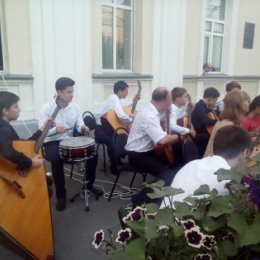 Фотография "Школа дала концерт на ул. Куйбышева"