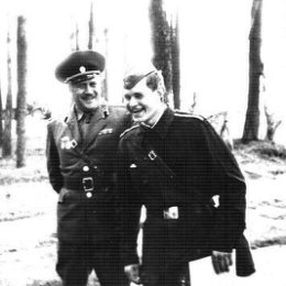Фотография "На занятиях по тактической подготовке. Полковник Ковдря В.Н. и я, к-нт  Миронов Н.П.  на дальнем тактическом полигоне."